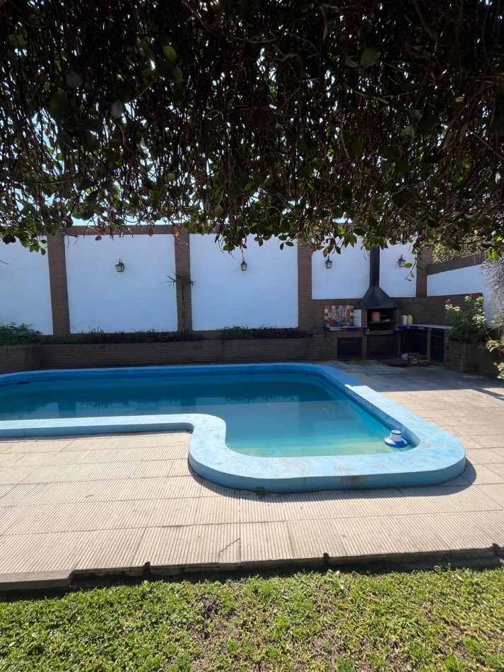 CASERON EN YERBA BUENA TERRENO DE 1200 M2 TRES DORMITORIOS, DEPENCIA, PILETA Y PARQUE 