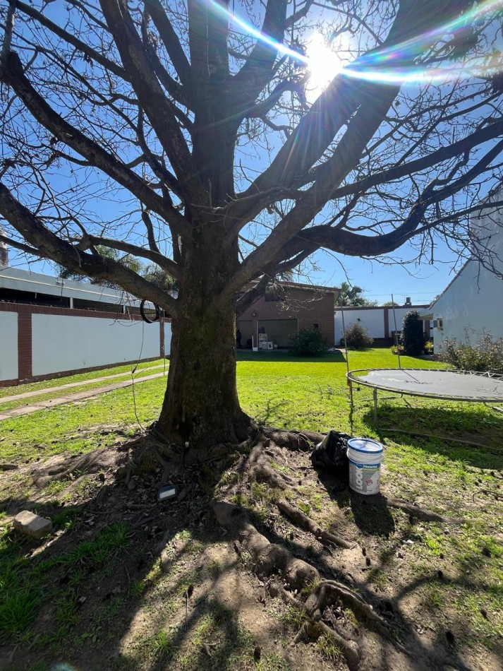 CASERON EN YERBA BUENA TERRENO DE 1200 M2 TRES DORMITORIOS, DEPENCIA, PILETA Y PARQUE 