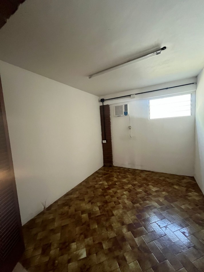 CASERON SOBRE AVENIDA MATE DE LUNA DE CUATRO DORMITORIOS