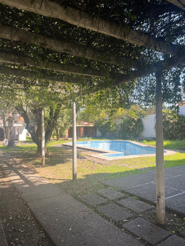 CASERON SOBRE AVENIDA MATE DE LUNA DE CUATRO DORMITORIOS