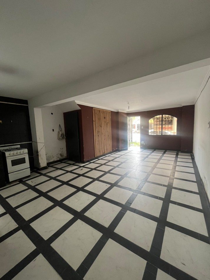 DEPARTAMENTO DE DOS DORMITORIOS EN CRISOSTOMO CASI AVENIDA COLON CON COCHERA Y PATIO