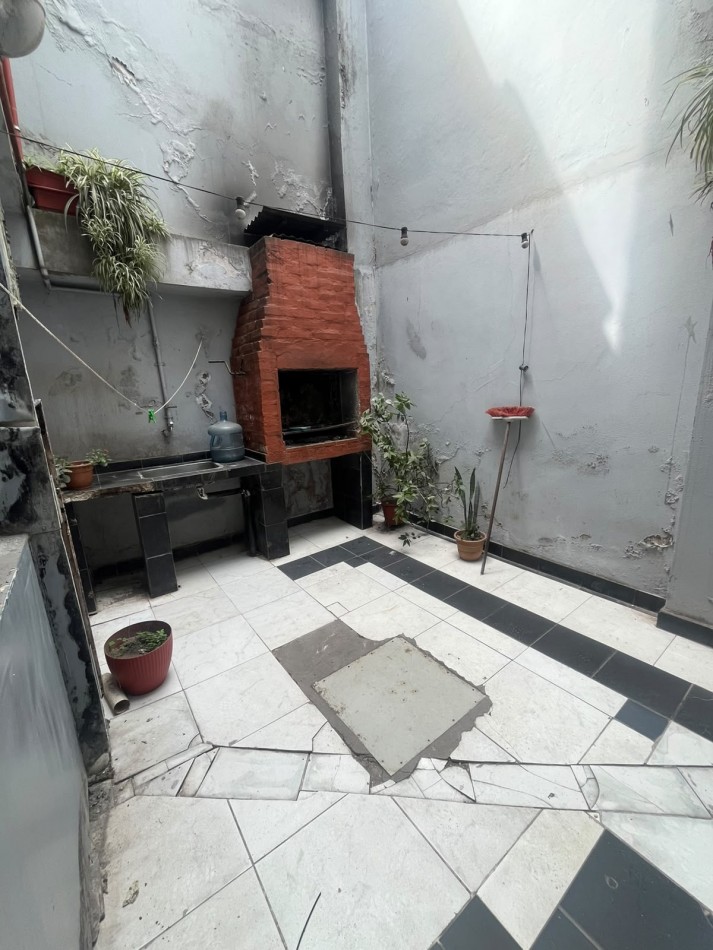 DEPARTAMENTO DE DOS DORMITORIOS EN CRISOSTOMO CASI AVENIDA COLON CON COCHERA Y PATIO