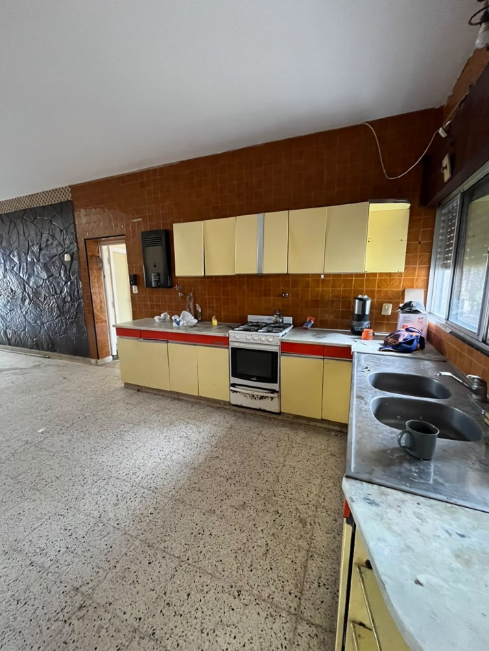 CASA EN YERBA BUENA DIEGO DE VILLARROEL AL 100 DE 6 DORMITORIOS APTA VIVIENDA O COMERCIAL