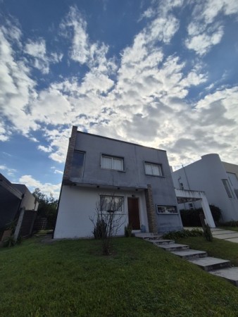 Casa apta credito en Barrio Cerrado Pinar 1 en Tafi Viejo