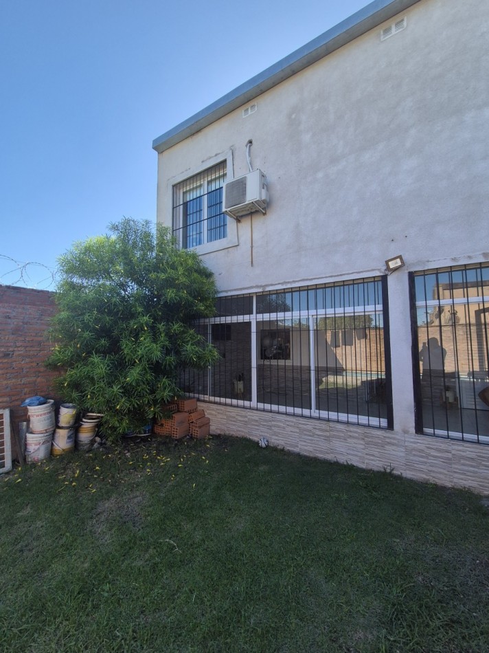 CASA APTA CREDITO EN BARRIO ATSA CINCO DORMITORIOS Y PILETA ALTURA AVENIDA EJERCITO DEL NORTE AL 1700