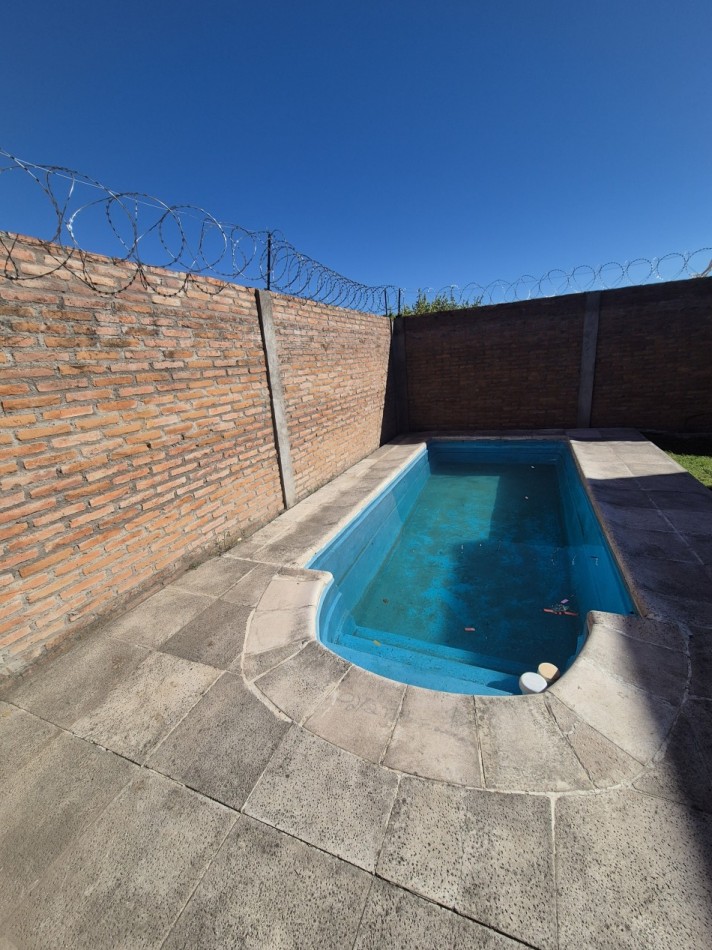 CASA APTA CREDITO EN BARRIO ATSA CINCO DORMITORIOS Y PILETA ALTURA AVENIDA EJERCITO DEL NORTE AL 1700