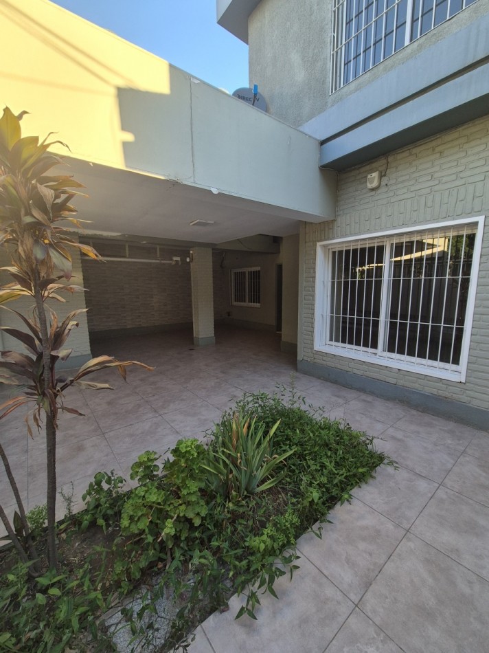 CASA DE 4 DORMITORIOS CON PILETA EN CRISOSTOMO 2700 APTA CREDITO