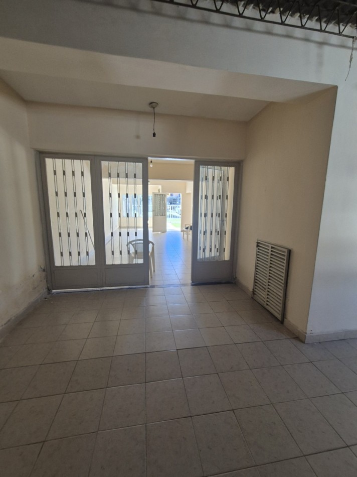 CASA DE TRES DORMITORIOS CON DEPOSITO EN BARRIO VIAMONTE PASAJE MONSERRAT AL 3100