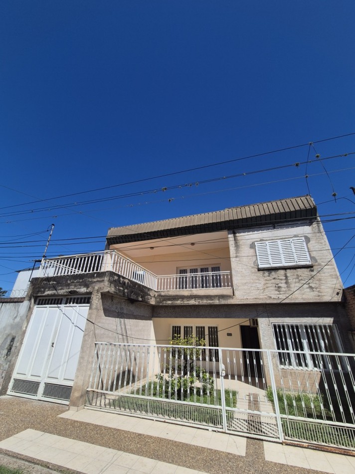 CASA DE TRES DORMITORIOS CON DEPOSITO EN BARRIO VIAMONTE PASAJE MONSERRAT AL 3100