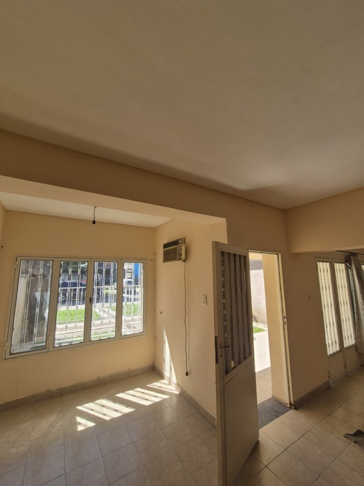 CASA DE TRES DORMITORIOS CON DEPOSITO EN BARRIO VIAMONTE PASAJE MONSERRAT AL 3100