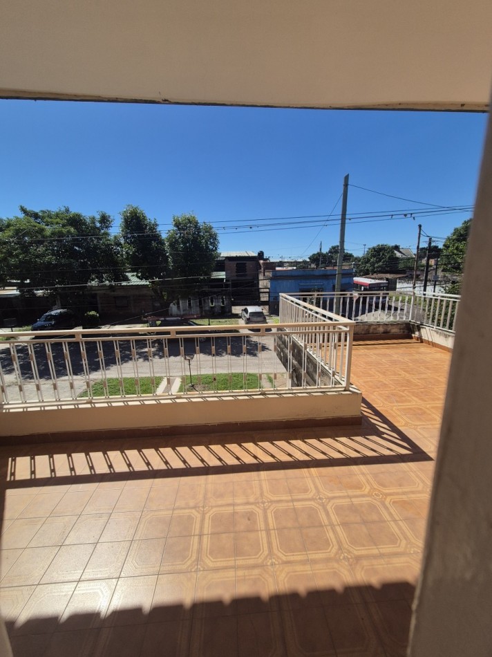 CASA DE TRES DORMITORIOS CON DEPOSITO EN BARRIO VIAMONTE PASAJE MONSERRAT AL 3100