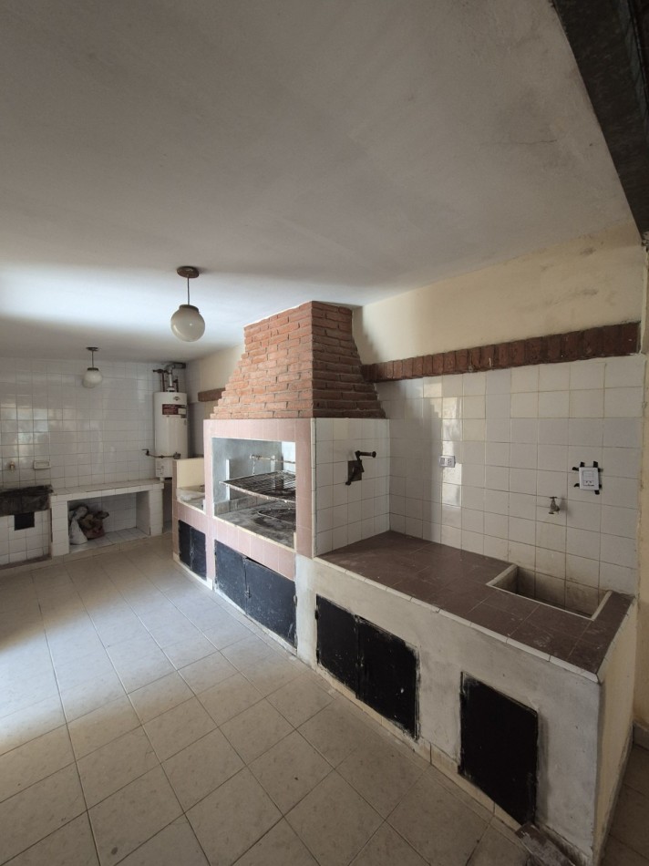 CASA DE TRES DORMITORIOS CON DEPOSITO EN BARRIO VIAMONTE PASAJE MONSERRAT AL 3100