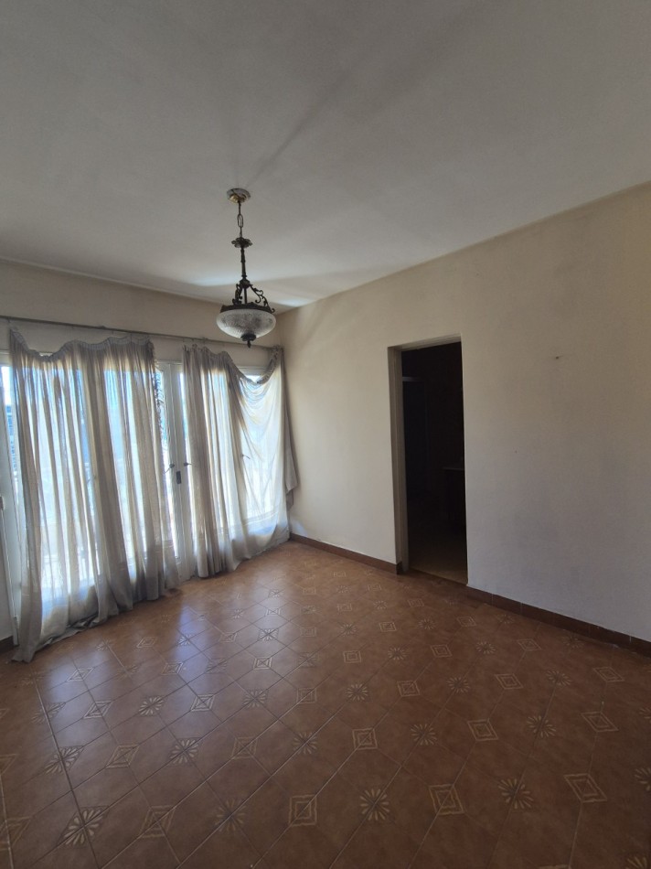 CASA DE TRES DORMITORIOS CON DEPOSITO EN BARRIO VIAMONTE PASAJE MONSERRAT AL 3100