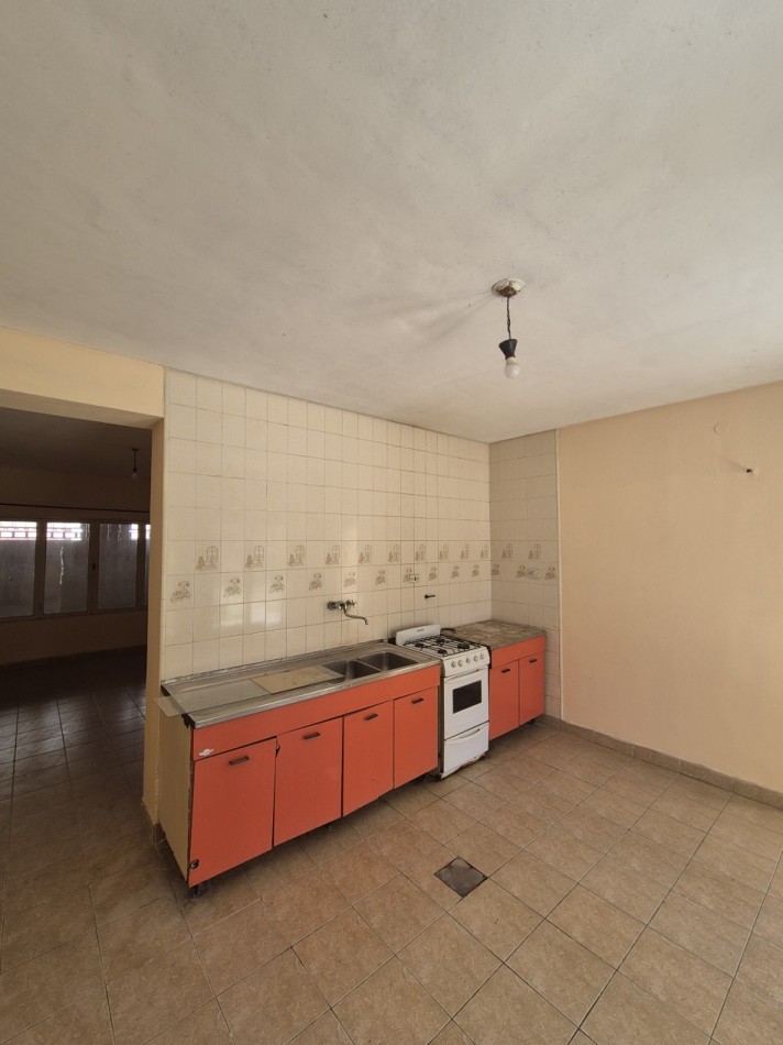 CASA DE TRES DORMITORIOS CON DEPOSITO EN BARRIO VIAMONTE PASAJE MONSERRAT AL 3100