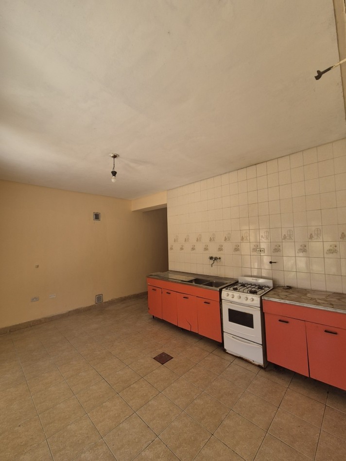 CASA DE TRES DORMITORIOS CON DEPOSITO EN BARRIO VIAMONTE PASAJE MONSERRAT AL 3100