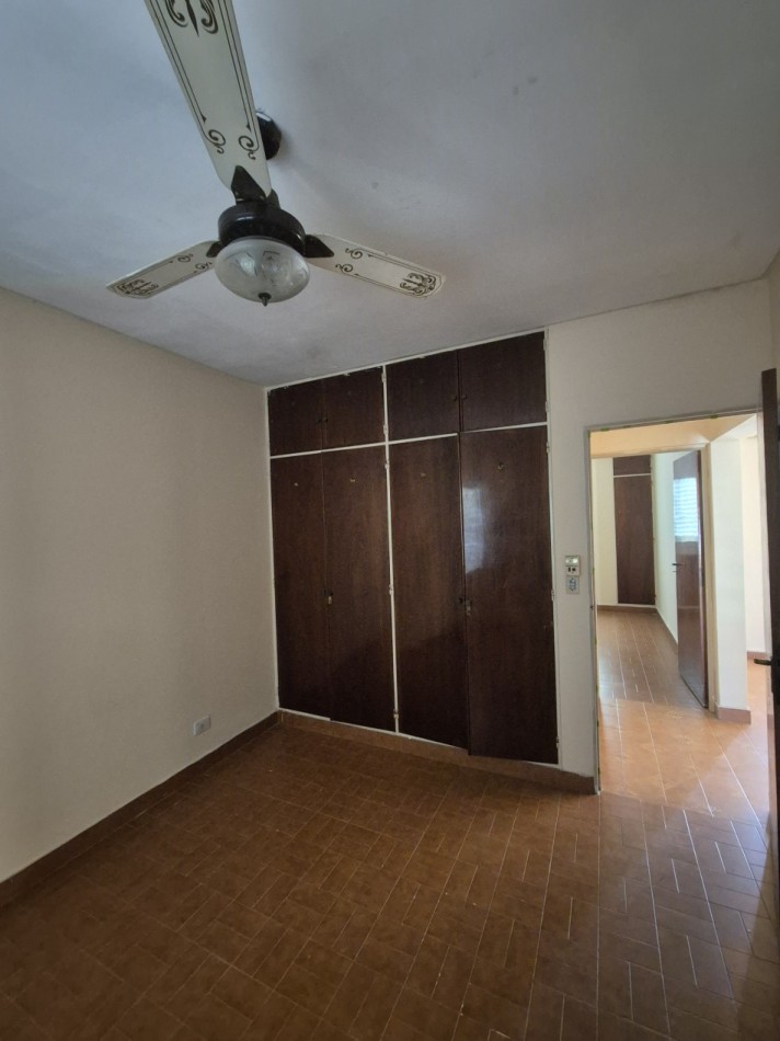 CASA DE TRES DORMITORIOS CON DEPOSITO EN BARRIO VIAMONTE PASAJE MONSERRAT AL 3100