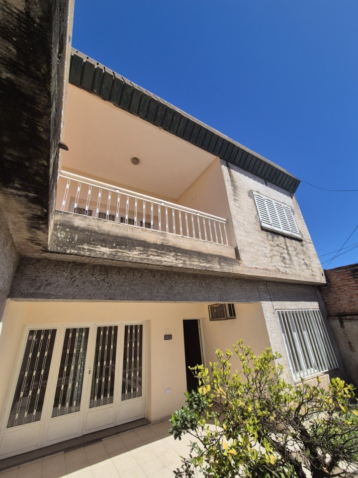 CASA DE TRES DORMITORIOS CON DEPOSITO EN BARRIO VIAMONTE PASAJE MONSERRAT AL 3100