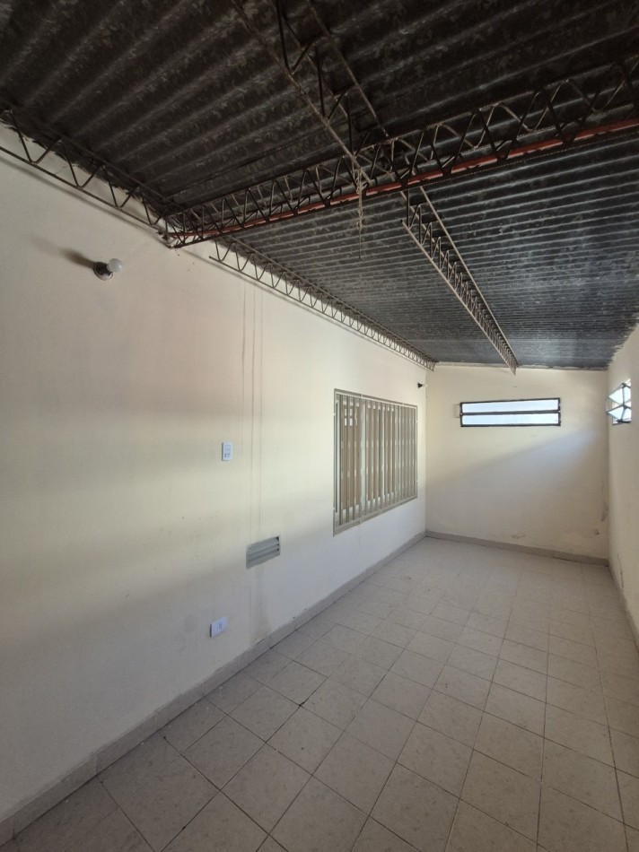 CASA DE TRES DORMITORIOS CON DEPOSITO EN BARRIO VIAMONTE PASAJE MONSERRAT AL 3100