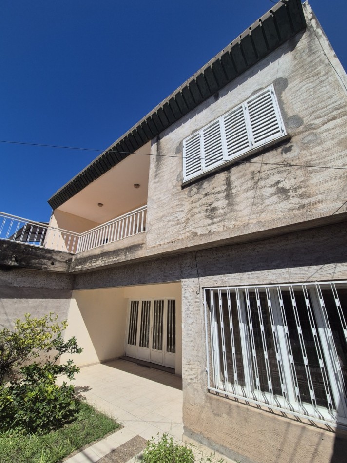 CASA DE TRES DORMITORIOS CON DEPOSITO EN BARRIO VIAMONTE PASAJE MONSERRAT AL 3100