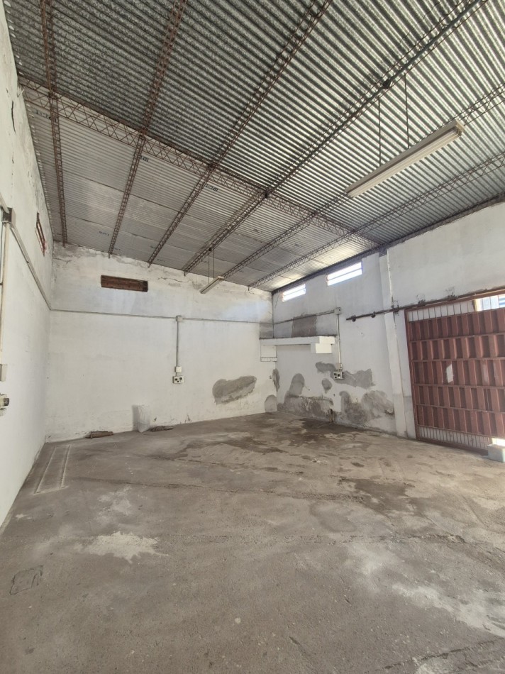 CASA DE TRES DORMITORIOS CON DEPOSITO EN BARRIO VIAMONTE PASAJE MONSERRAT AL 3100