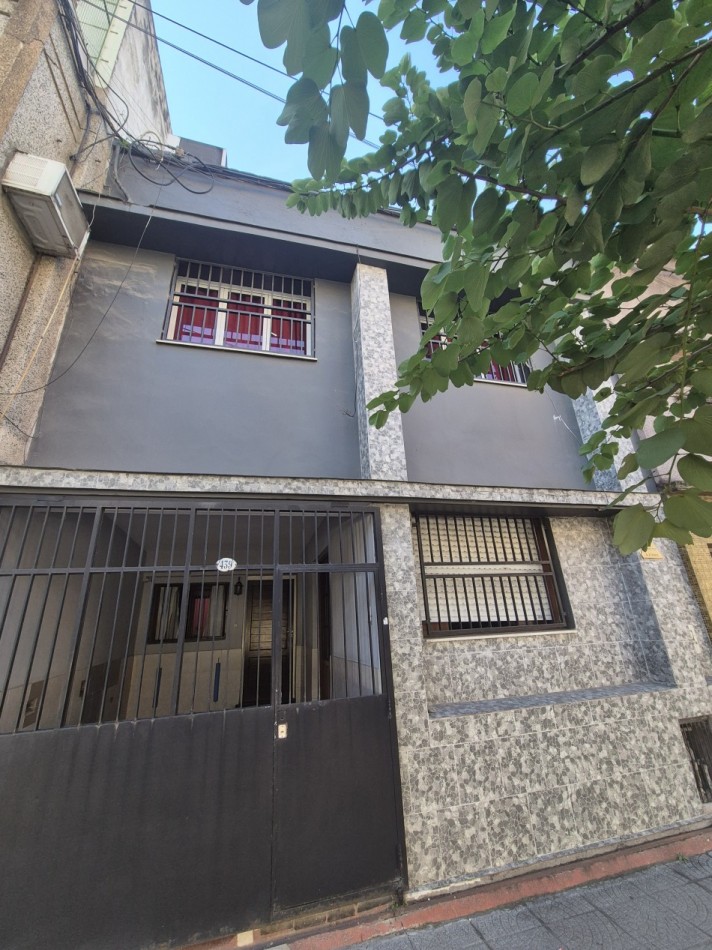 DUPLEX DE TRES DORMITORIOS EN BARRIO SUR RONDEAU AL 400 CON COCHERA