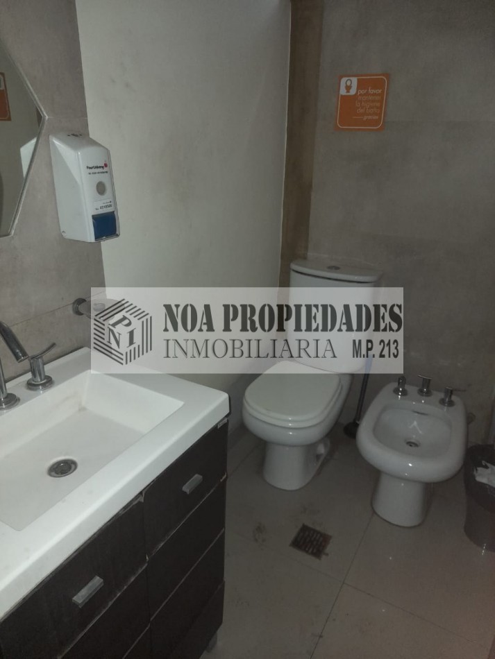 DEPOSITO CON OFICINAS PREMIUM EN LAVALLE 2561 CON RACKS Y ENTRADA PARA CAMION 