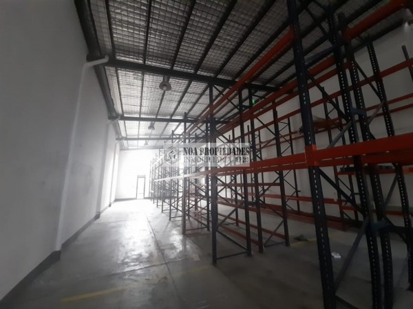 DEPOSITO EN LAVALLE AL 2500 CON RACKS Y OFICINAS APTO CAMION GRANDE