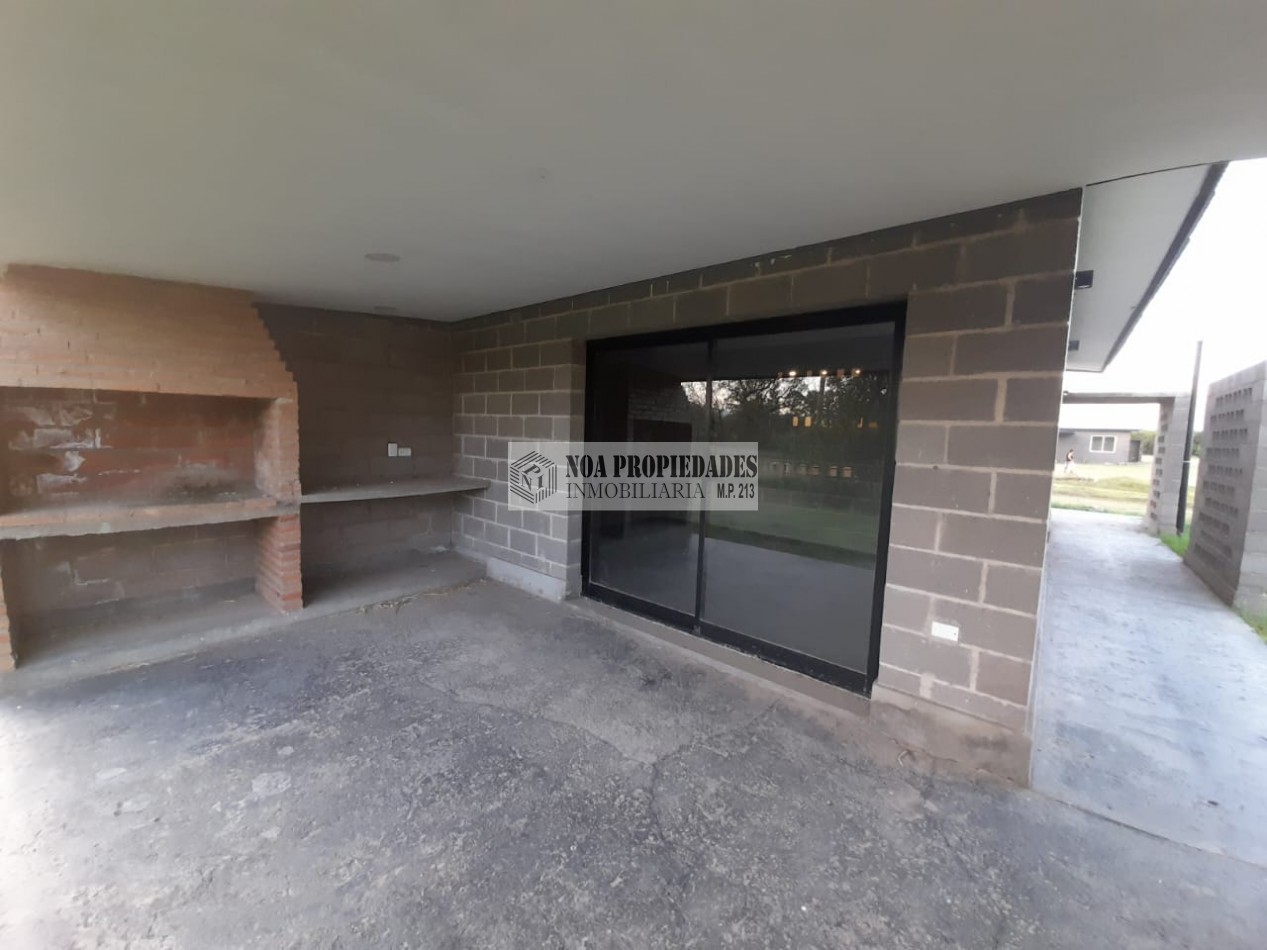 CASA EN UNA PLANTA DE UN DORMITORIO TIPO LOFT CON GALERIA Y ASADOR EN LOTEO PUNTO CARMELA EN VILLA CARMELA