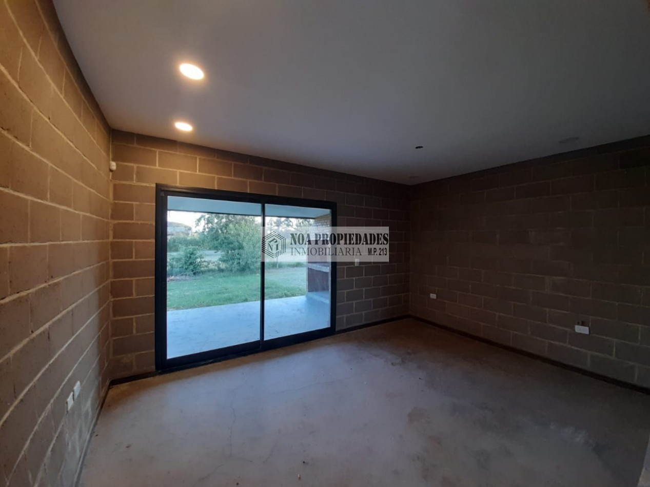 CASA EN UNA PLANTA DE UN DORMITORIO TIPO LOFT CON GALERIA Y ASADOR EN LOTEO PUNTO CARMELA EN VILLA CARMELA