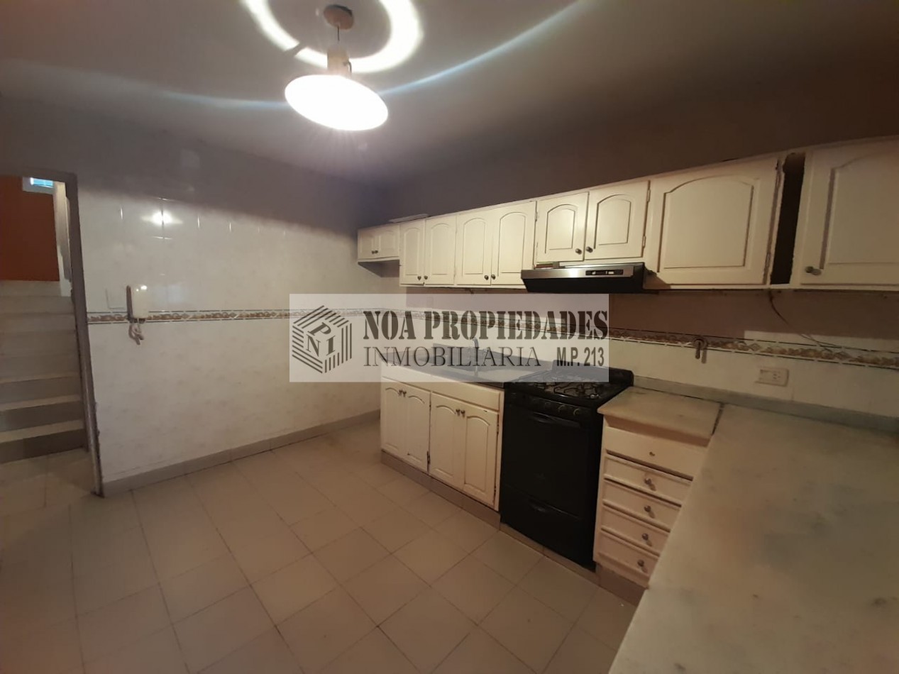 CASA EN YERBA BUENA CON PILETA DE 4D EN CALLE PERU AL 1400