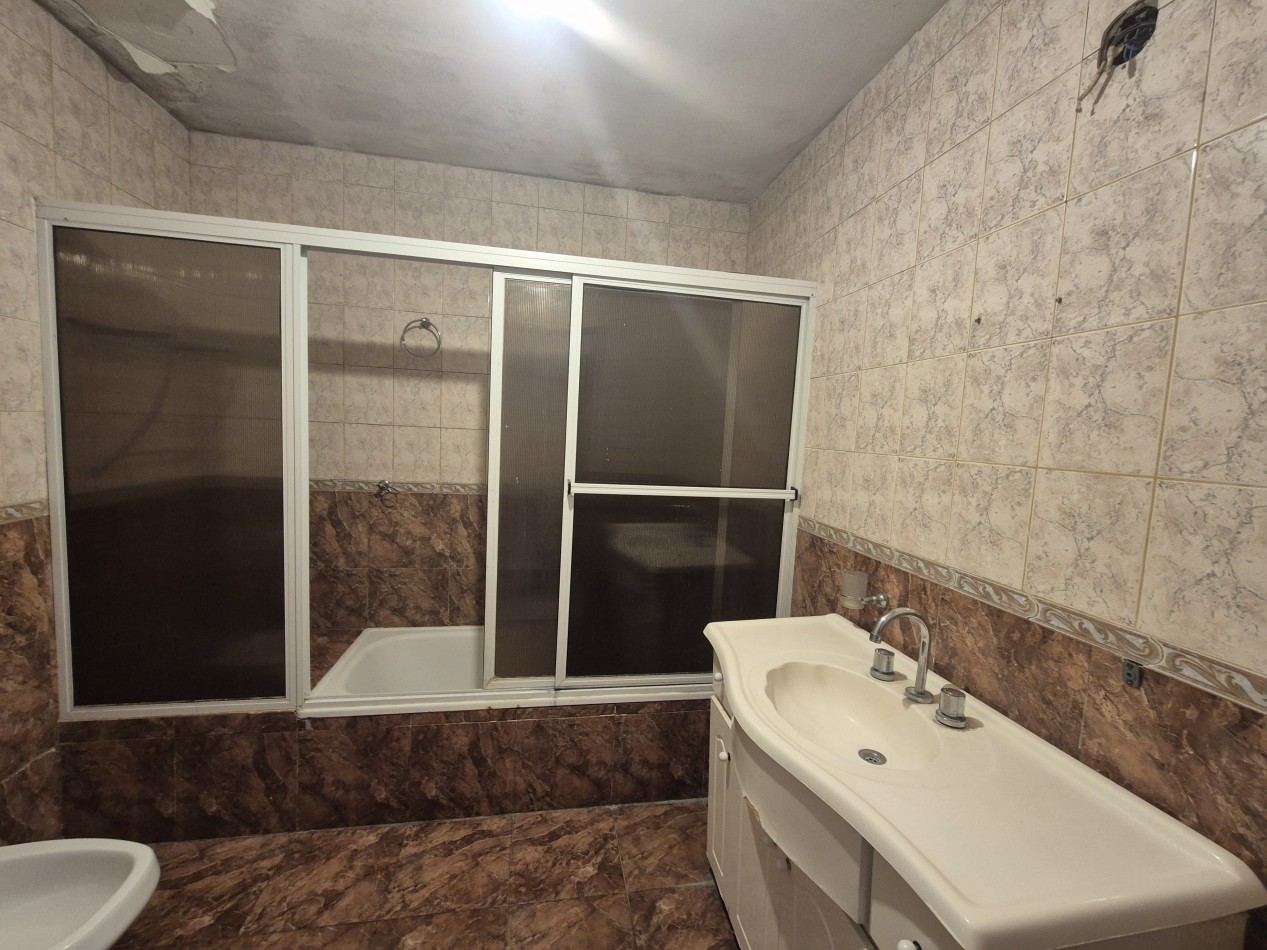 Casa de 4 dormitorios zona Parque Guillermina en Pasaje Gianelli 3.900