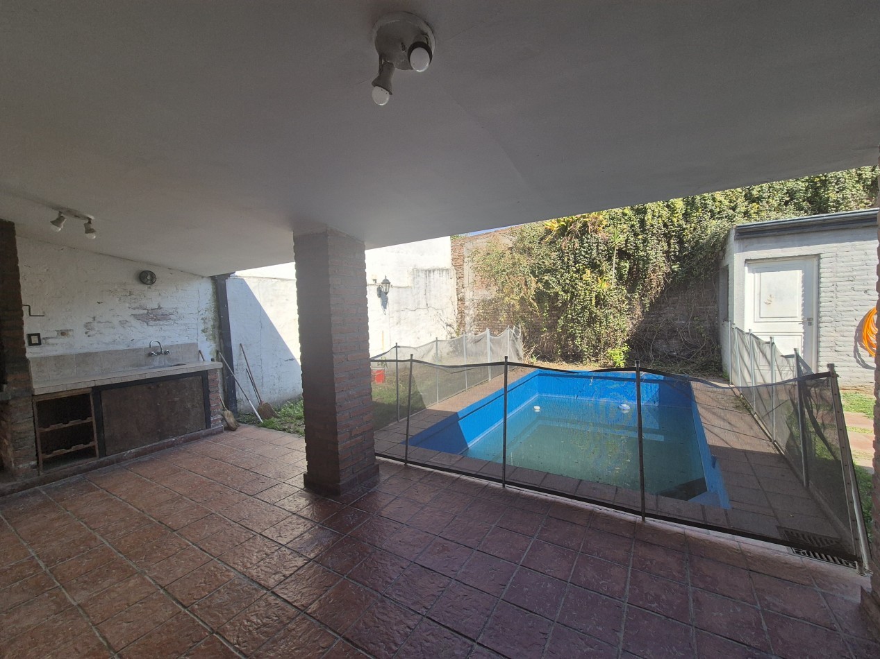 Casa de 4 dormitorios zona Parque Guillermina en Pasaje Gianelli 3.900
