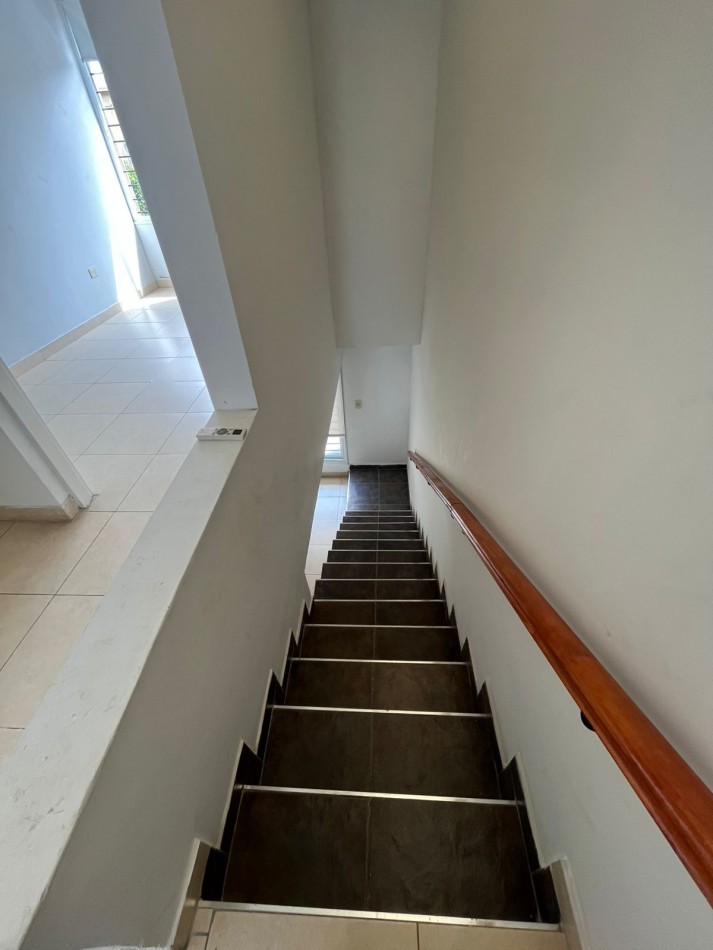 DUPLEX DE TRES DORMITORIOS CON DOS COCHERAS EN COMPLEJO CERRADO SIN EXPENSAS EN YERBA BUENA APTO CREDITO