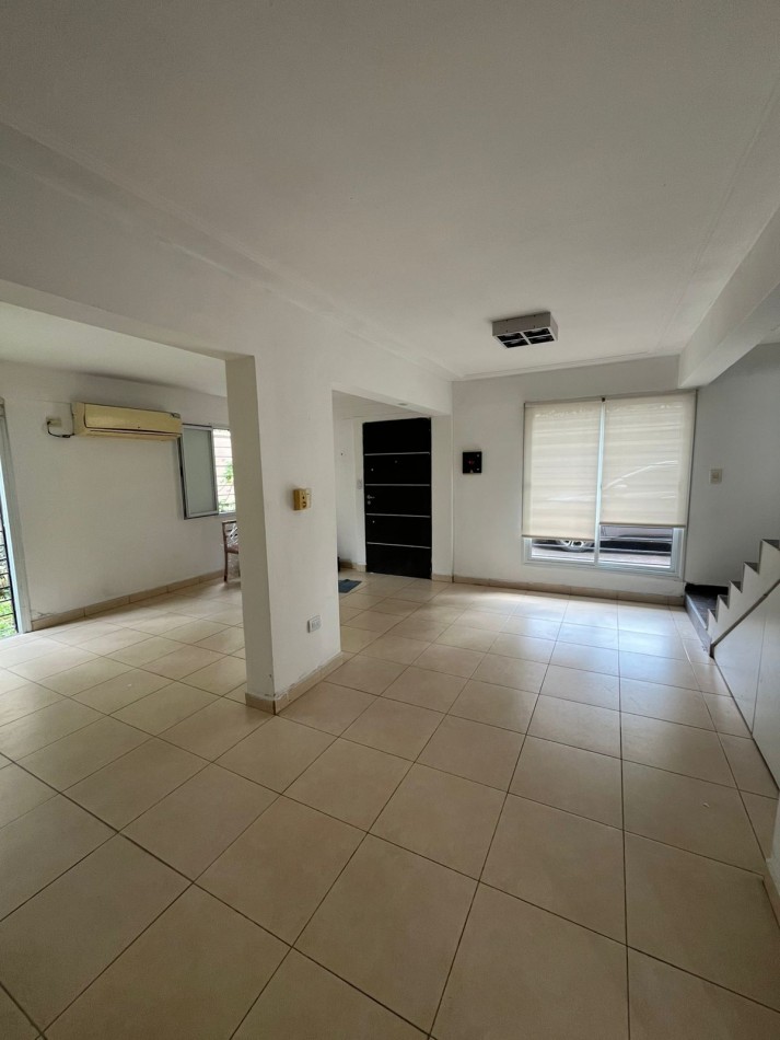 DUPLEX DE TRES DORMITORIOS CON DOS COCHERAS EN COMPLEJO CERRADO SIN EXPENSAS EN YERBA BUENA APTO CREDITO