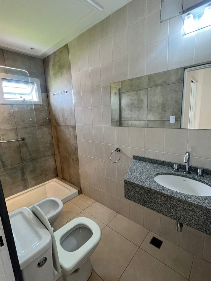 DUPLEX DE TRES DORMITORIOS CON DOS COCHERAS EN COMPLEJO CERRADO SIN EXPENSAS EN YERBA BUENA APTO CREDITO