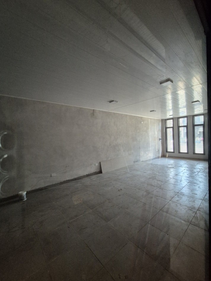 DEPOSITO A ESTRENAR CON OFICINAS EN AVENIDA SARMIENTO AL 1200