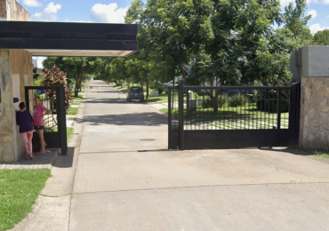 CASA EN BARRIO CERRADO MARTIN FIERRO EN YERBA BUENA SOBRE CATAMARCA AL 1.100