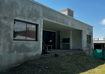 CASA EN BARRIO CERRADO LA EMILIA EN LA RINCONADA YERBA BUENA DE TRES DORMITORIOS A TERMINAR DETALLES APTA CREDITO