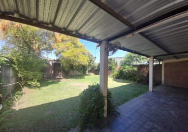 CASA EN BARRIO MIRADOR DE SHOENSTATT DE TRES DORMITORIOS CON COCHERA Y FONDO