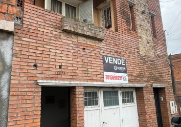 CASA DE DOS PLANTAS CINCO DORMITORIOS CON COCHERA APTA CREDITO A METROS AVENIDA ALEM AL 1200