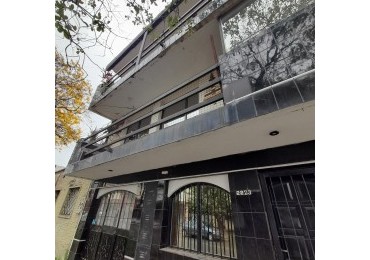 DEPARTAMENTO DE DOS DORMITORIOS EN CRISOSTOMO CASI AVENIDA COLON CON COCHERA Y PATIO
