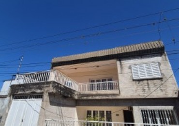 CASA DE TRES DORMITORIOS CON DEPOSITO EN BARRIO VIAMONTE PASAJE MONSERRAT AL 3100